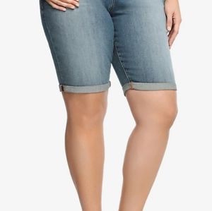 NWOT Torrid light wash Bermuda shorts